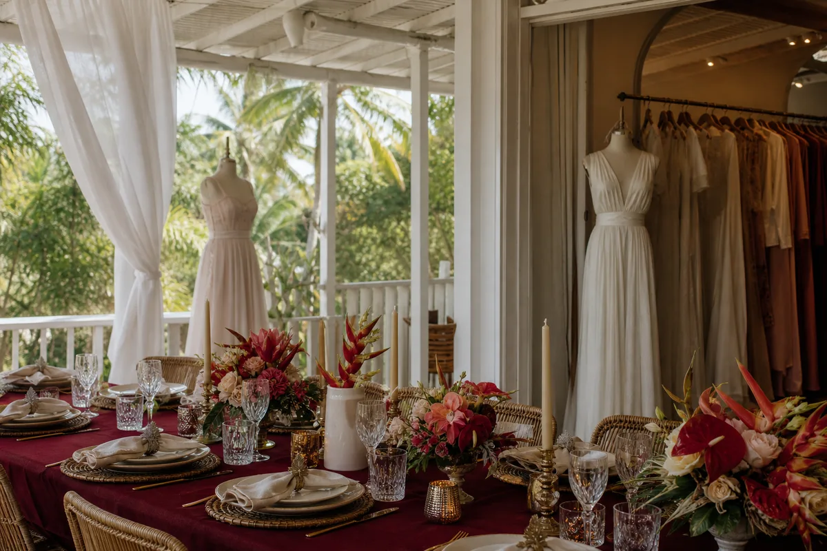 Table de réception dressée en extérieur avec nappe colorée et fleurs tropicales